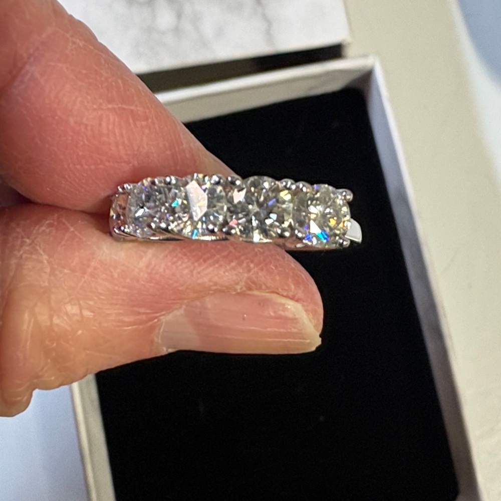 NWOT! 5 moissanite diamond Band - Classic Silver Tone